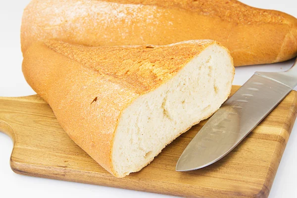 Pão saboroso fresco em fundo branco — Fotografia de Stock