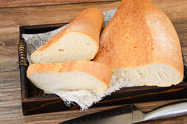 Pão saboroso fresco em fundo lenhoso — Fotografia de Stock