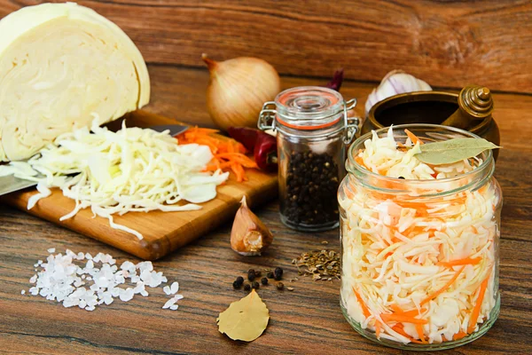 Lahana, havuç, tuz, su, şeker, sarımsak, rezene tohumu, Pe