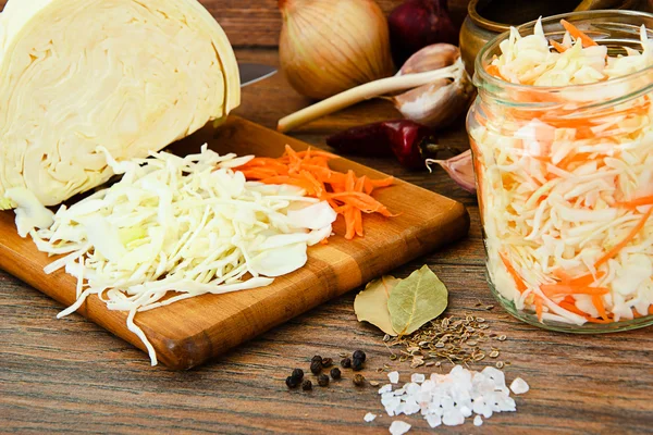 Sauerkraut, Karotten, Salz, Wasser, Zucker, Knoblauch, Fenchelsamen, — Stockfoto