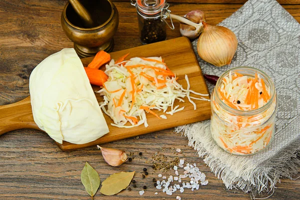 Sauerkraut, Zanahoria, Sal, Agua, Azúcar, Ajo, Semillas de Hinojo, Pe — Foto de Stock