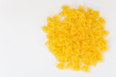 Ahşap arka plan pruvada makarna.