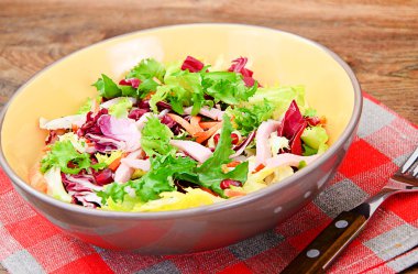 Roka Salatası, ıspanak, buzdağı, granat ve jambon ile lahana