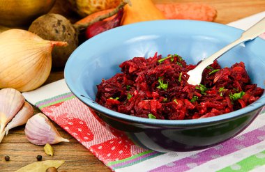 Pancar, soğan, havuç, sarımsak, bitkisel yağ ihtiva eder