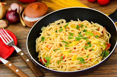 Spagetti kabak, domates, kaşar peyniri, sarımsak ile