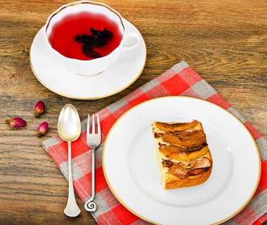 Elmalı turta Woody Backfround bardakta çay ile.