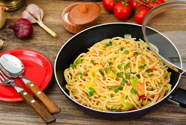 Spagetti kabak, domates, kaşar peyniri, sarımsak ile