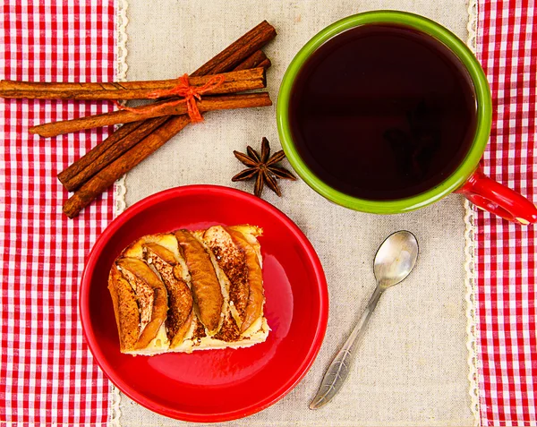 Tarte aux pommes avec tasse à thé sur fond en bois . — Photo