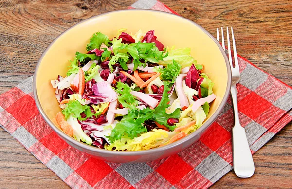 Roka Salatası, ıspanak, buzdağı, granat ve jambon ile lahana