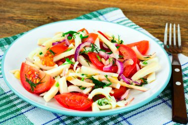 Mürekkep balığı, domates, kırmızı soğan, bitkisel yağ ile salata