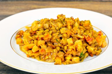 Kimyon tohumu ve mercimek ile kızarmış lahana