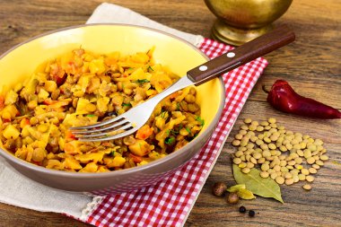 Kimyon tohumu ve mercimek ile kızarmış lahana