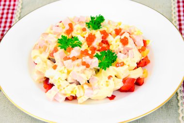 Jambon, biber, peynir ve yumurta salatası