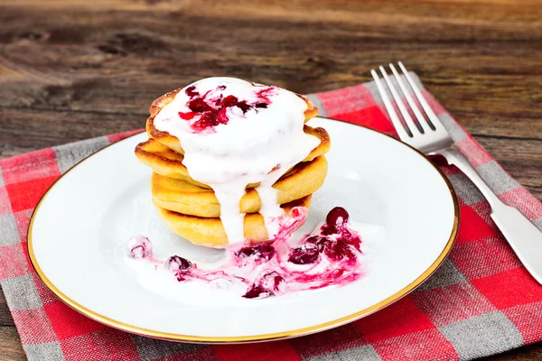 Leckere Pfannkuchen mit Preiselbeeren — Stockfoto