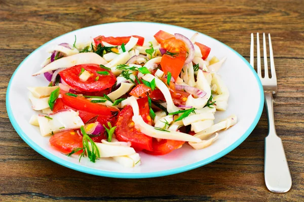 Ensalada con Calamar, Tomate, Cebolla Roja, Aceite Vegetal —  Fotos de Stock