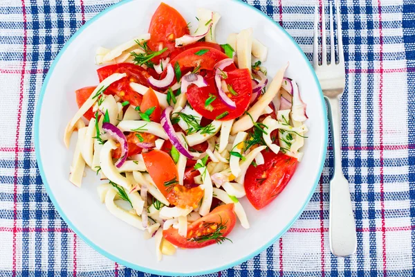 Ensalada con Calamar, Tomate, Cebolla Roja, Aceite Vegetal —  Fotos de Stock