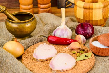 Baharat soslu soğuk haşlanmış domuz eti