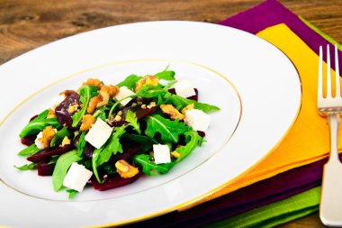 Roka salata, haşlanmış pancar, peynir ve ceviz