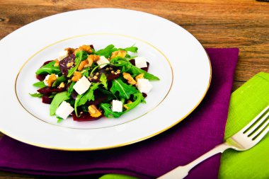 Roka salata, haşlanmış pancar, peynir ve ceviz