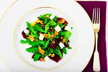 Roka salata, haşlanmış pancar, peynir ve ceviz