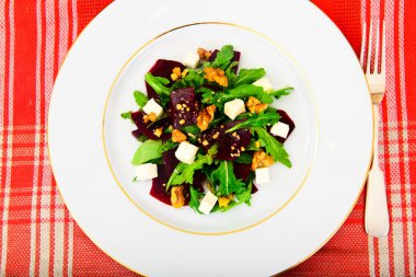 Roka salata, haşlanmış pancar, peynir ve ceviz