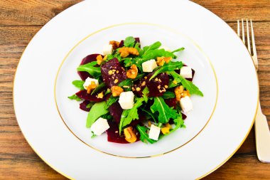 Roka salata, haşlanmış pancar, peynir ve ceviz