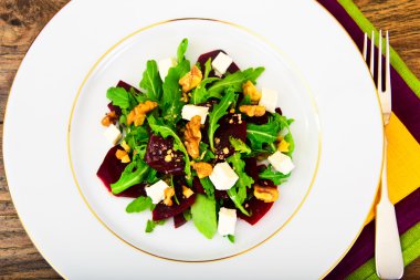 Roka salata, haşlanmış pancar, peynir ve ceviz