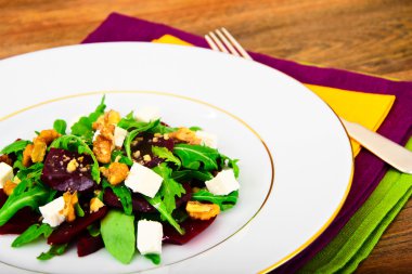 Roka salata, haşlanmış pancar, peynir ve ceviz