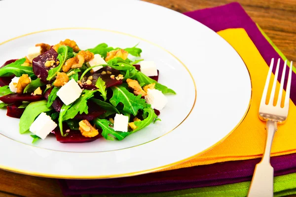 Roka salata, haşlanmış pancar, peynir ve ceviz — Stok fotoğraf