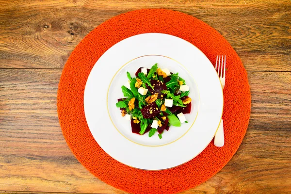 Rucola salade, gekookte Beets, kaas en walnoten — Stockfoto