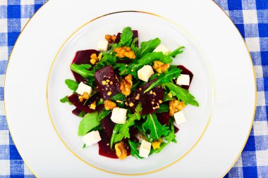 Roka salata, haşlanmış pancar, peynir ve ceviz