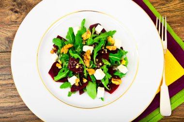 Roka salata, haşlanmış pancar, peynir ve ceviz