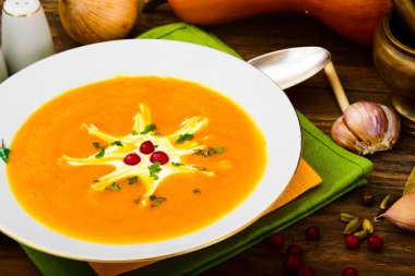 Diyet ve sağlıklı organik gıda: kabak çorbası