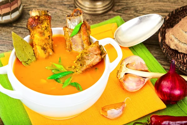 Dieta e alimenti biologici sani: zuppa di zucca con costolette di maiale — Foto Stock