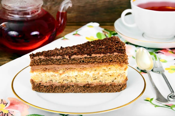 Pasteles caseros: Pastel de relleno de amapola en la placa — Foto de Stock