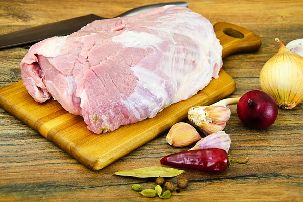 Rohes Schweinefleisch auf einem Schneidebrett — Stockfoto