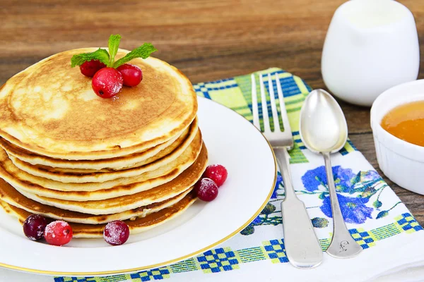 Crêpes savoureuses avec pile de canneberges — Photo