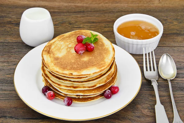 Leckere Pfannkuchen mit Preiselbeeren — Stockfoto