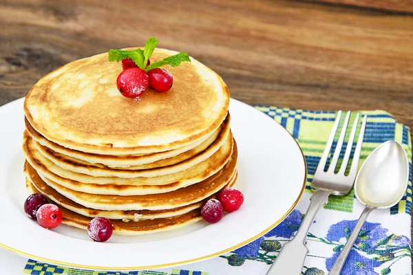 Leckere Pfannkuchen mit Preiselbeeren — Stockfoto