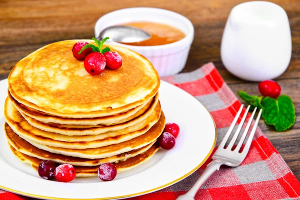 Crêpes savoureuses avec pile de canneberges — Photo