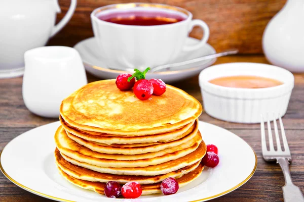 Leckere Pfannkuchen mit Preiselbeeren — Stockfoto