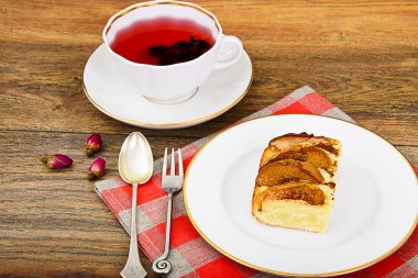 Elmalı turta Woody Backfround bardakta çay ile