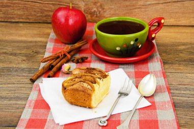 Elmalı turta Woody Backfround bardakta çay ile