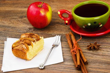 Elmalı turta Woody Backfround bardakta çay ile