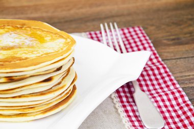 Lezzetli kek yığını tereyağı ile