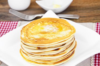 Lezzetli kek yığını tereyağı ile