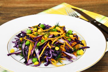 Salata, kırmızı lahana, kabak, bezelye ve Mısır