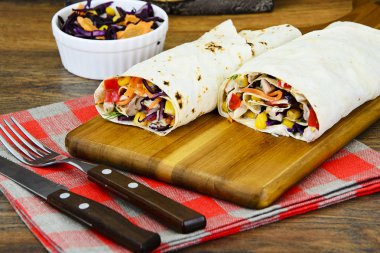 Shawarma lavaş tavuk ve sebze ile