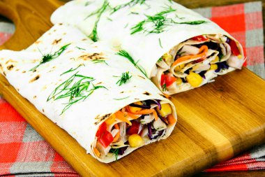 Shawarma lavaş tavuk ve sebze ile