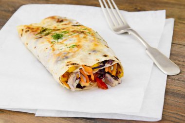 Shawarma lavaş tavuk ve sebze ile